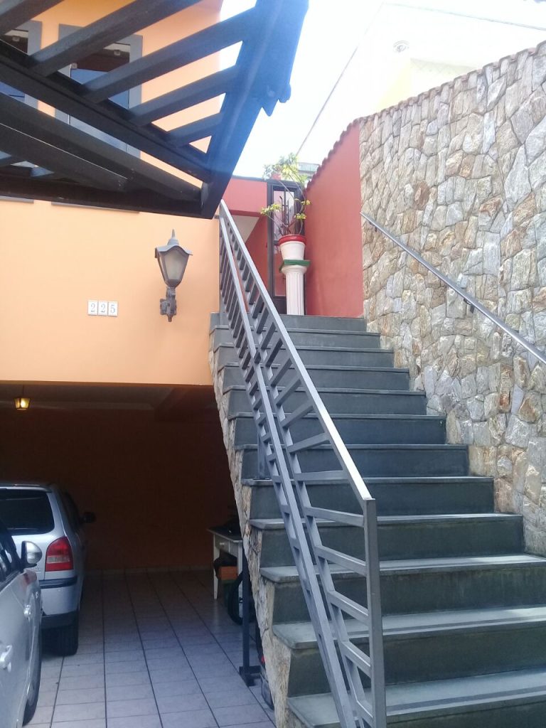 Excelente sobrado com churrasqueira, forno a lenha e quarto externo – Vila Alpina