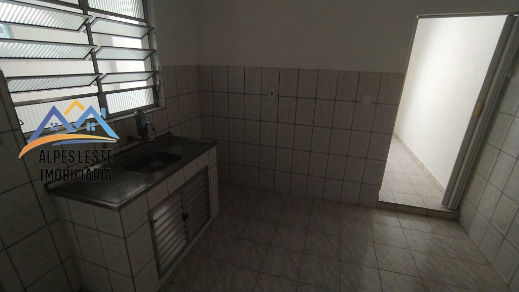 Quarto, cozinha e quintalzão – V. Califórnia, próximo à São Caetano do Sul.