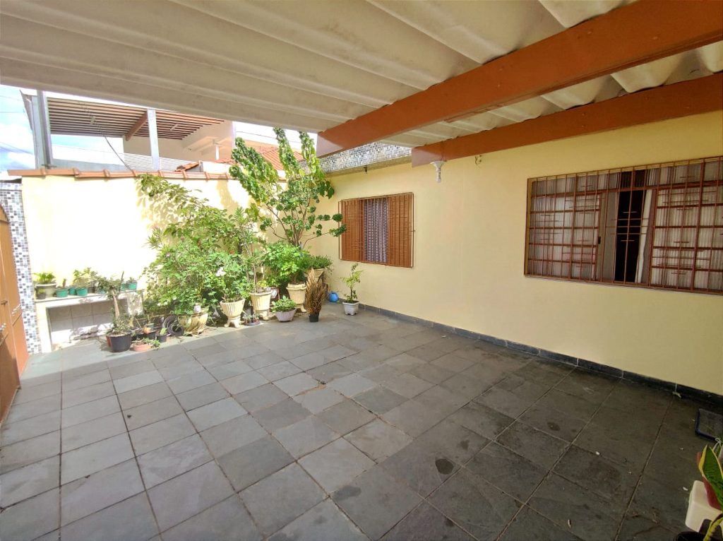 VENDE-SE bonita casa na Rua Ielmo Marinho + Salãozinho de esquina