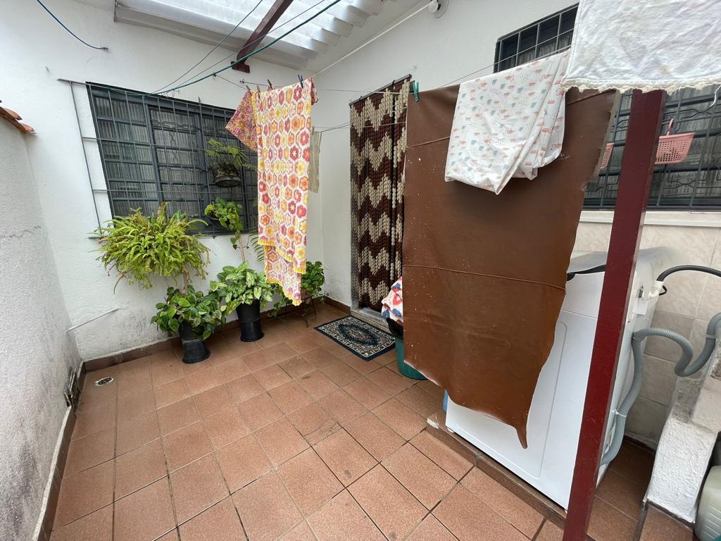 VENDA: Casa assobradada, pode ser modificada para duas moradias – SACOMÃ